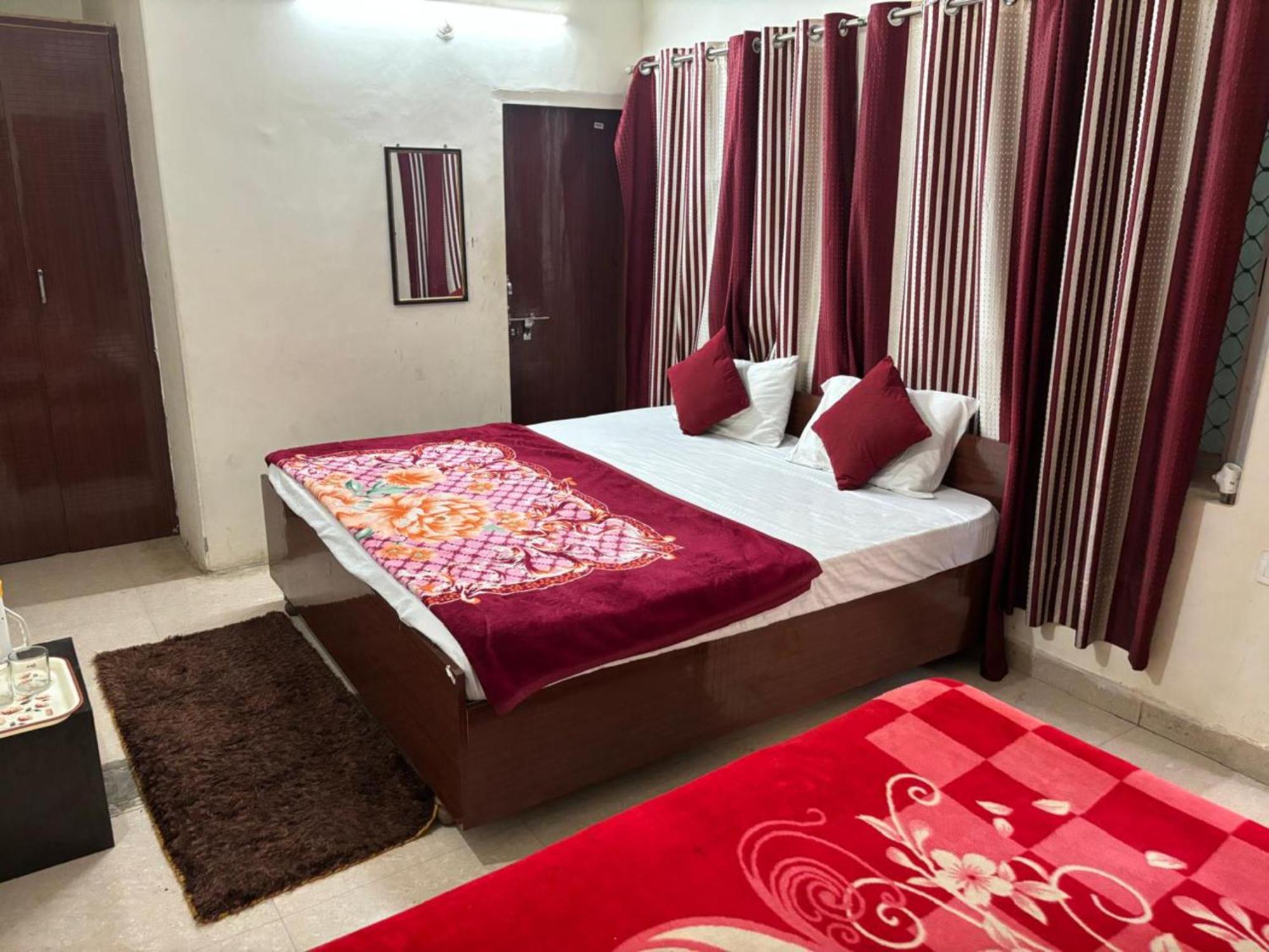 Goroomgo Varanasi Paradise Varanasi - Parking & Restaurant Available - Perfect Location And Comfortable Room Luaran gambar